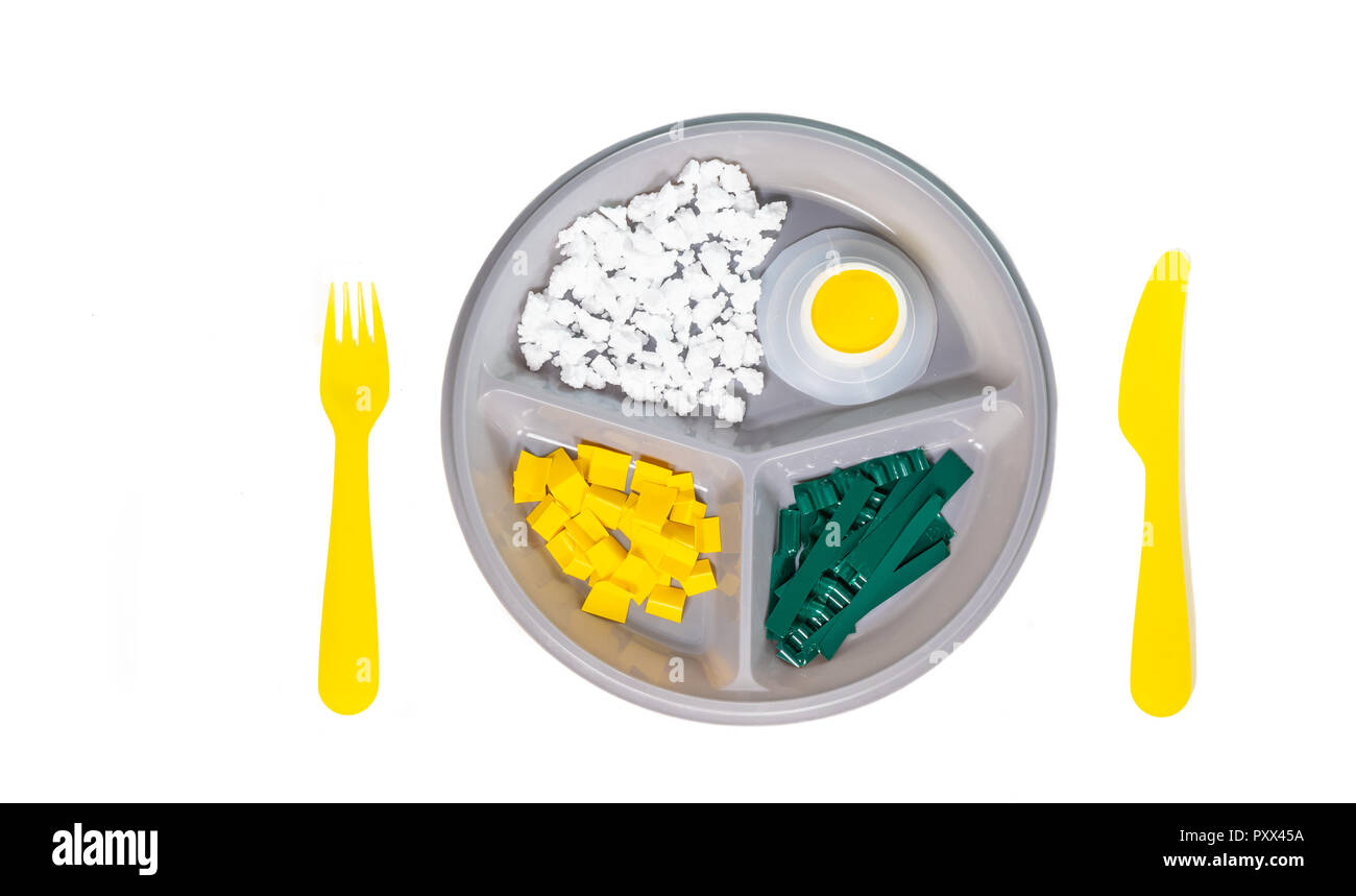 Un piatto di cibo di plastica. Concetto che mostra la consapevolezza dei pericoli di non sapere che cosa è contenuto nel nostro cibo. Foto Stock