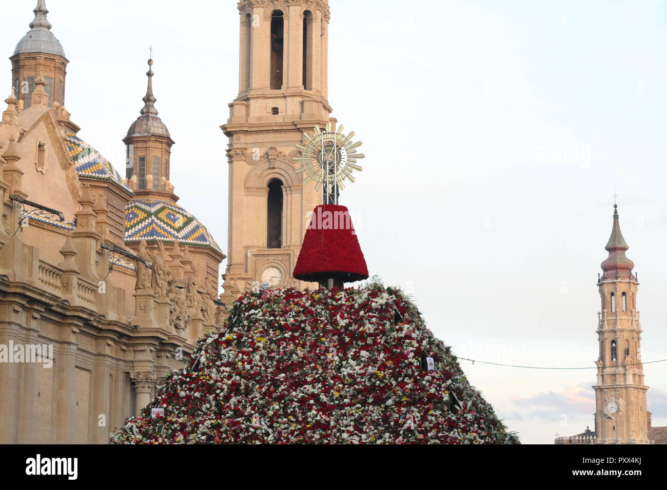 La Pilar Cattedrale (Catedral de Pilar) con l'offerta di fiori di collina e la reliquia del Pilar piazza (Plaza del Pilar) durante la Pilar festival 2018 Foto Stock