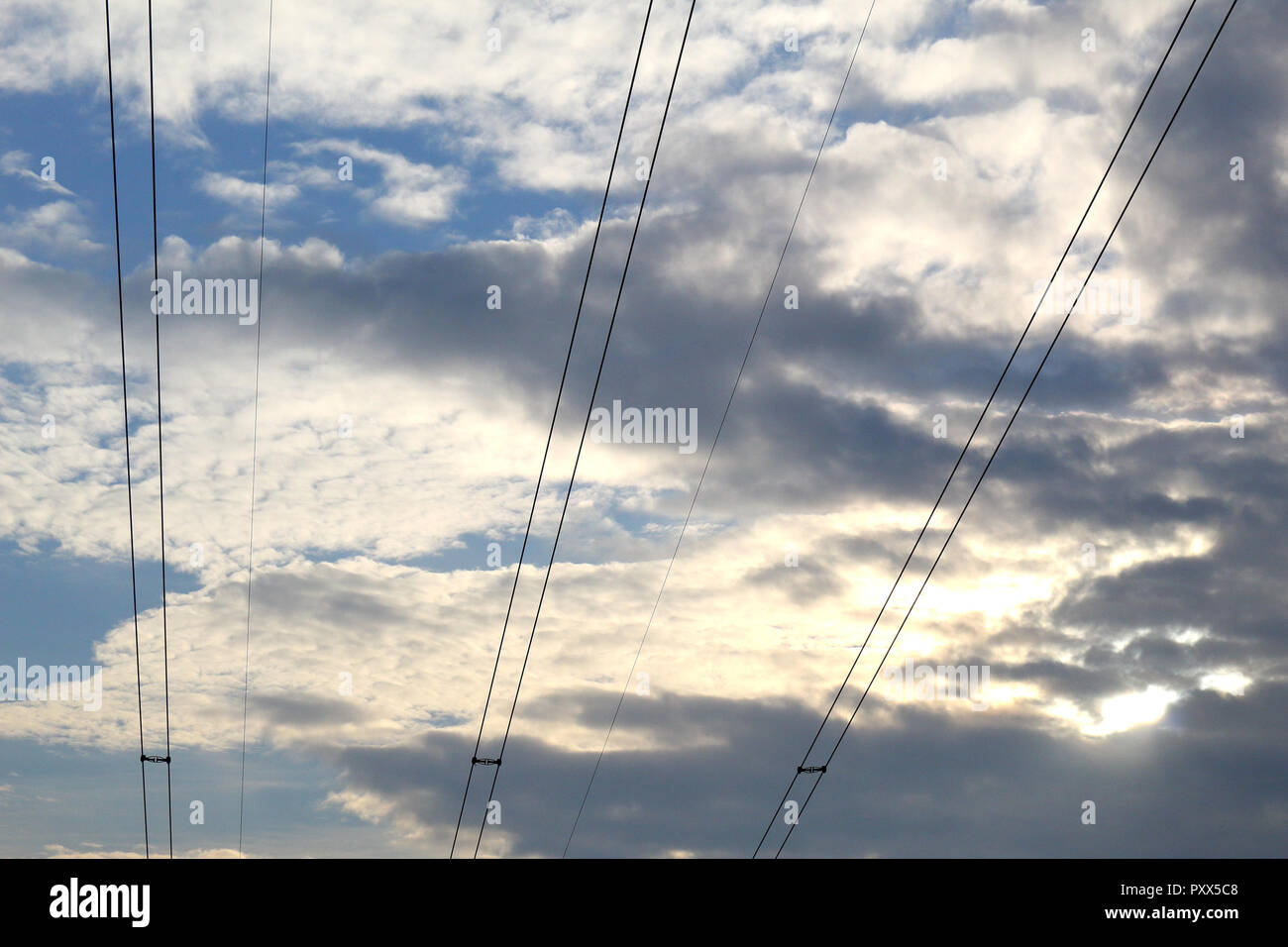 Cavi elettrici di potenza per una energia elettrica trifase sistema di trasporto durante un soleggiato e nuvoloso giorno accanto a Zaragoza, Spagna Foto Stock
