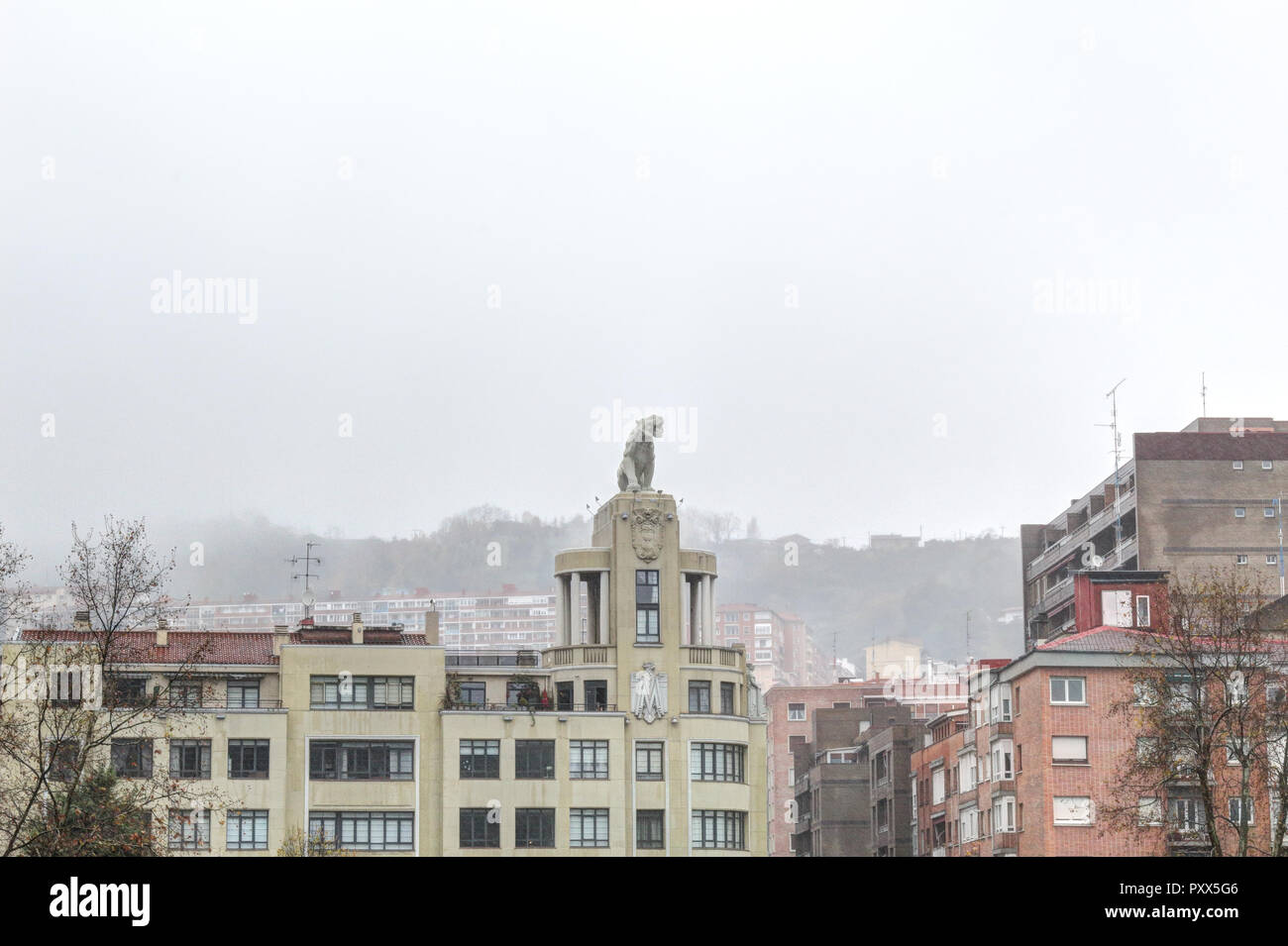 Il moderno edificio di Tiger (Edificio El Tigre) a Bilbao, Paesi Baschi, durante una nebbiosa giornata invernale con un nuvoloso e piovoso sky Foto Stock