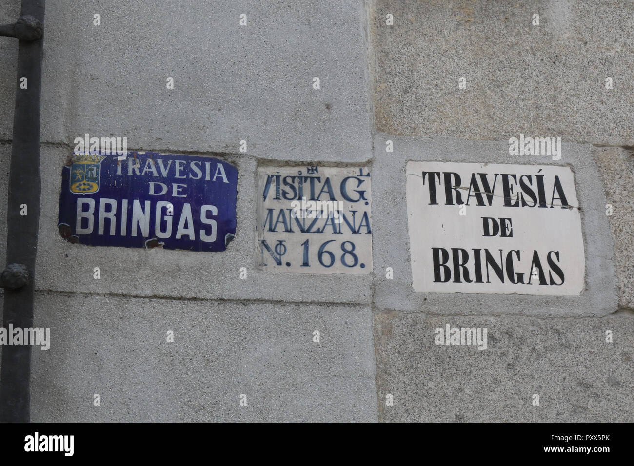 Tradizionale e il nome della strada segno con la scrittura Travesia Foto Stock