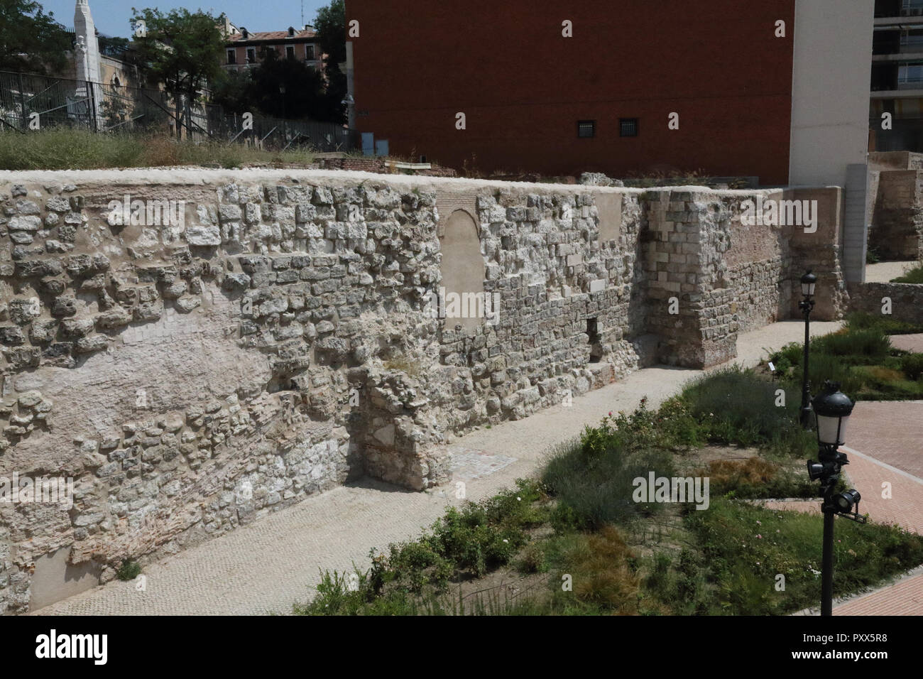 I resti del vecchio, in mattoni e pietra, pareti arabo (Muralla Arabe) a Madrid, Spagna Foto Stock
