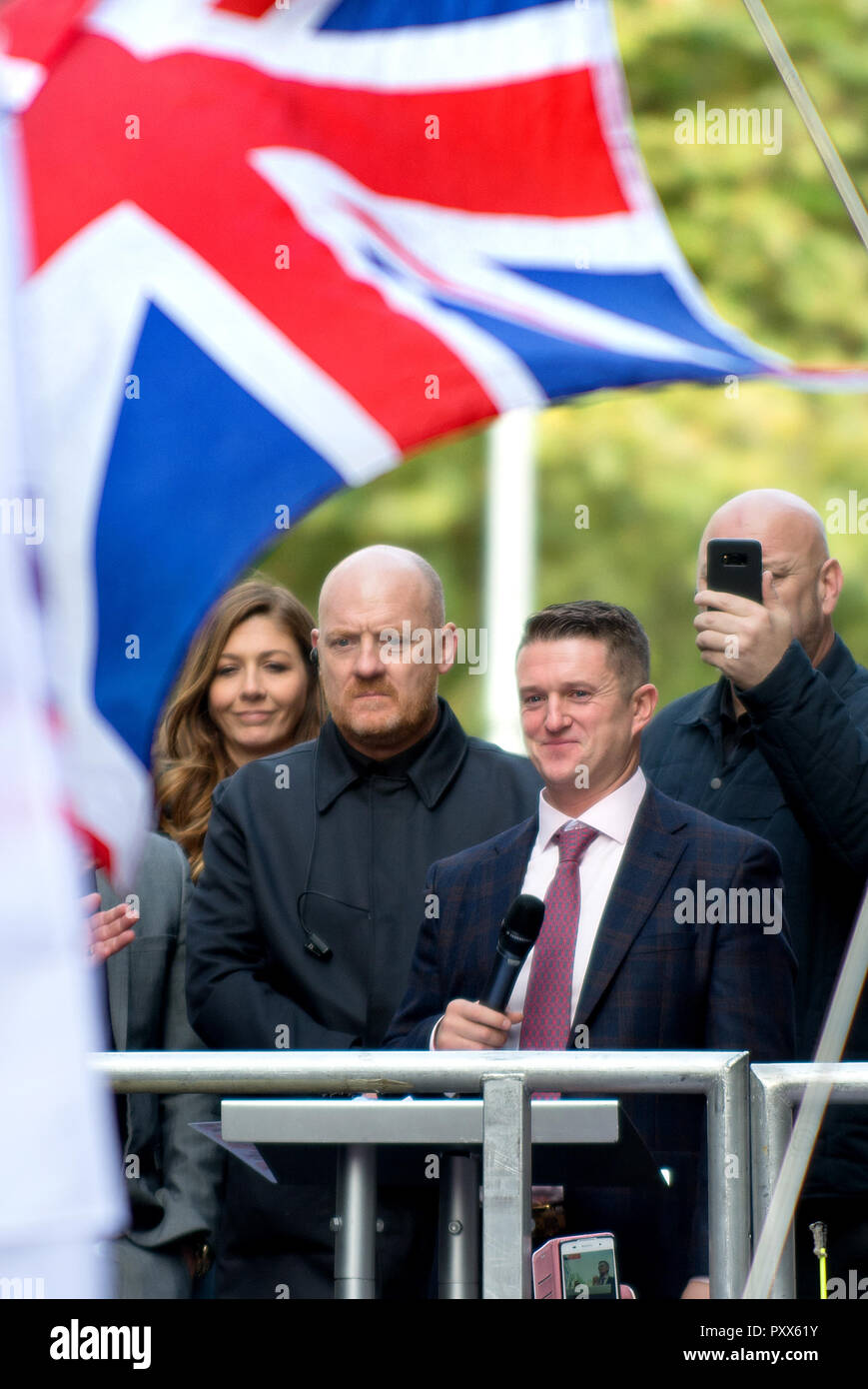 Tommy Robinson (estrema destra militante - vero nome Stephen Yaxley-Lennon) parla di una folla di persone al di fuori del Vecchio Bailey, Londra, dopo essere stato rilasciato su cauzione w Foto Stock