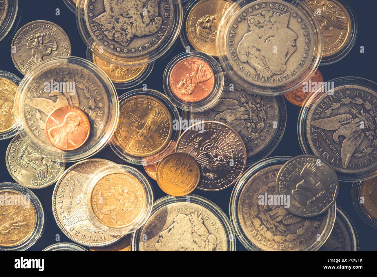 Abbondanza di monete da collezione in primo piano la fotografia. Vintage negli Stati Uniti d'America monete. Alcuni in Air-Tite titolari. Foto Stock