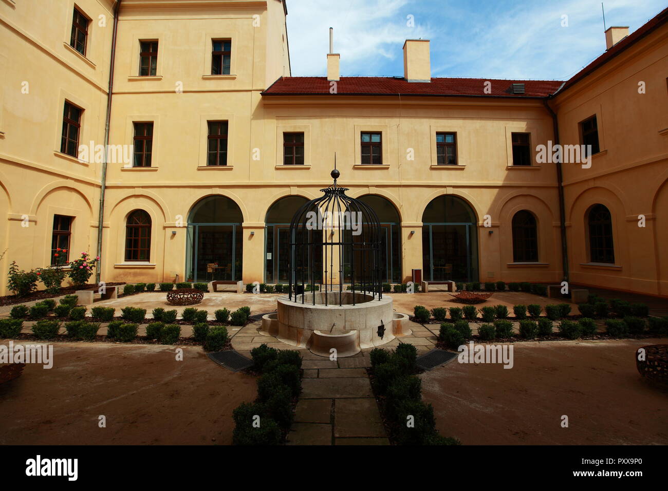 Cortile interno della Biblioteca Comunale e Museo Etnografico in Slany, recentemente rinnovato e aperto per i membri del pubblico. Foto Stock