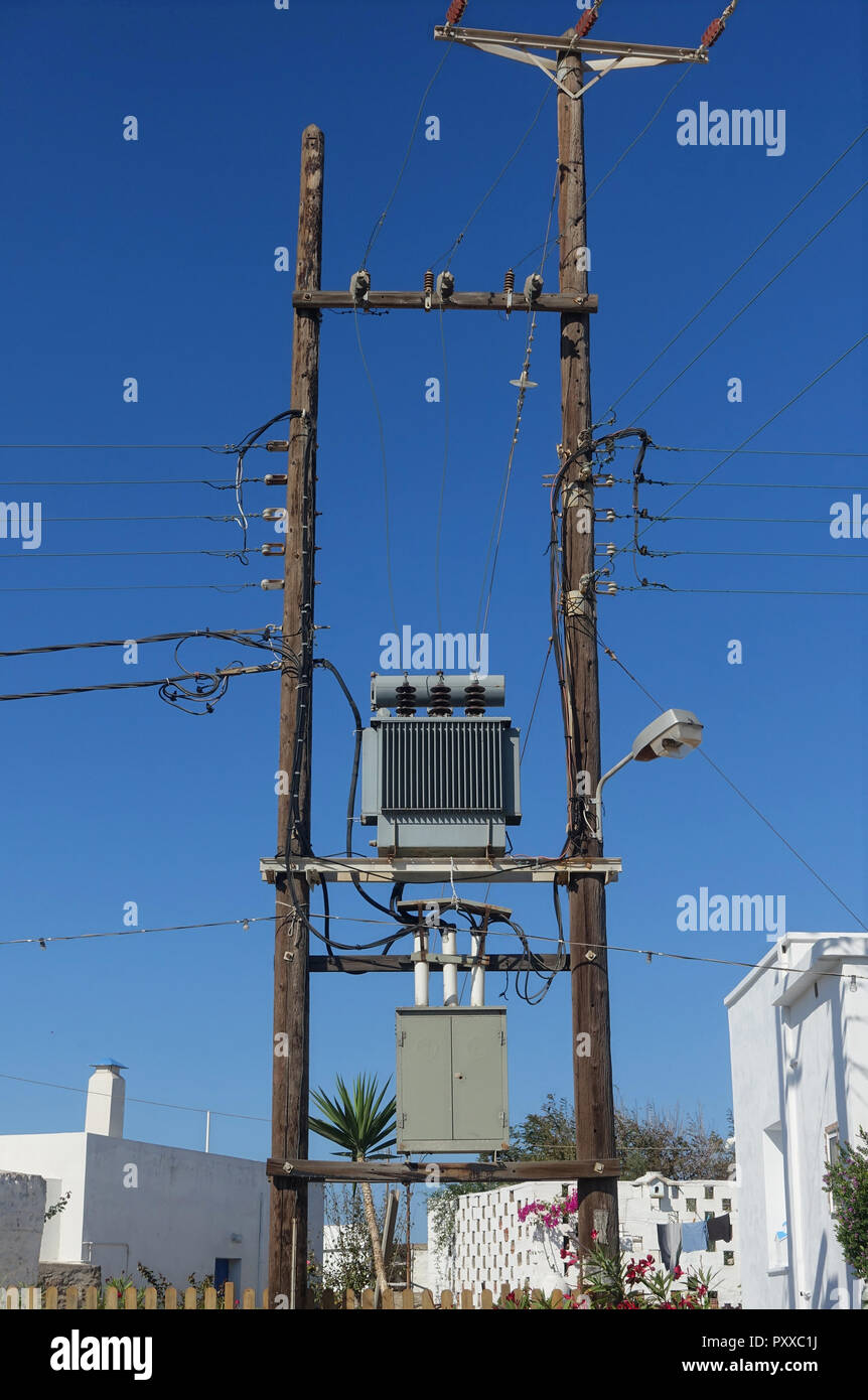 Una piccola energia elettrica stazione relè su pali telefonici Foto Stock