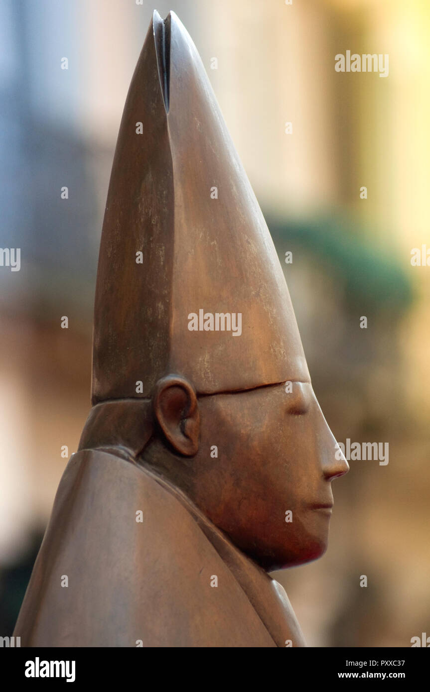 Scultura in bronzo insediato il cardinale di Giacomo Manzù, dettaglio Foto Stock