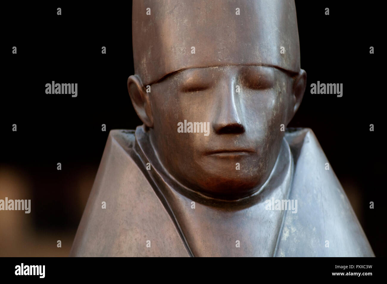 Scultura in bronzo insediato il cardinale di Giacomo Manzù, dettaglio Foto Stock