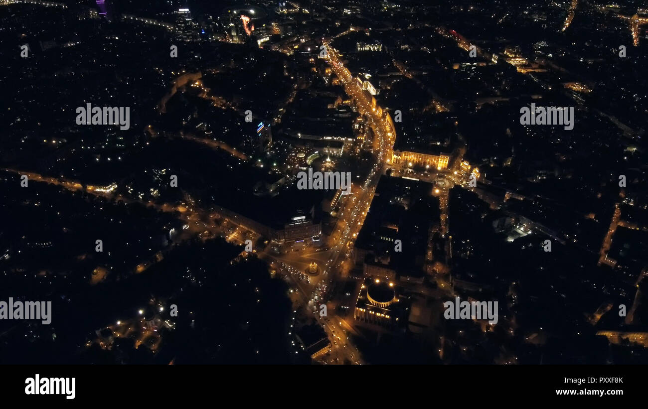 Vista aerea da fuco: Notte city volando sopra la strada e le luci della notte. Foto Stock