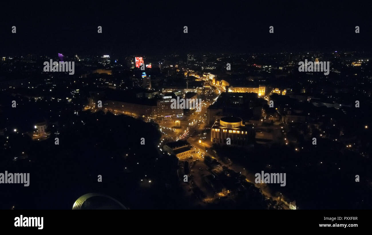 Vista aerea da fuco: Notte city volando sopra la strada e le luci della notte. Foto Stock