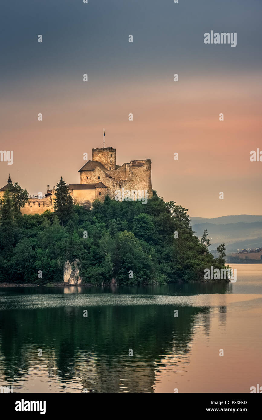 Castello medievale in Niedzica sul sud della Polonia con il lago Czorsztyn intorno a. Foto Stock