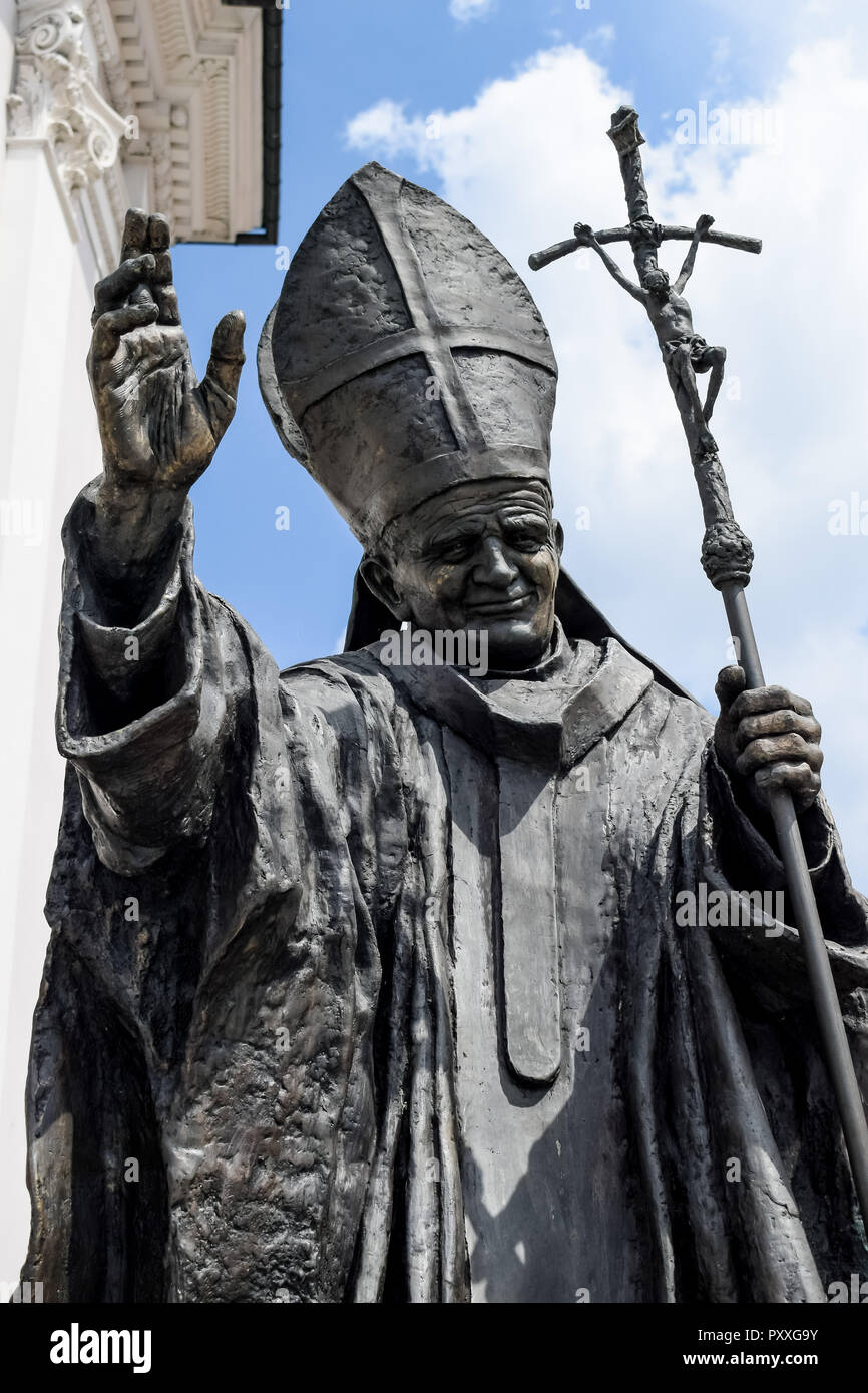 Wadowice / Polonia - luglio 7.2018: Monumento di Giovanni Paolo Secondo Papa ( Karol Wojtyla) situato nella città in cui è nato. Foto Stock