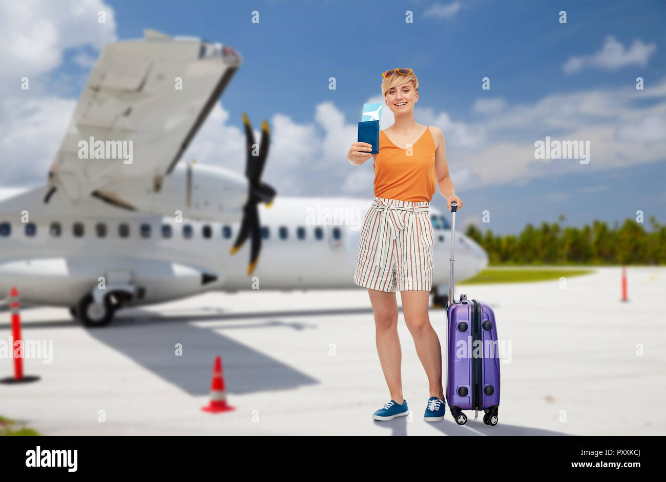 Ragazza adolescente con borsa da viaggio e biglietto aereo Foto stock -  Alamy