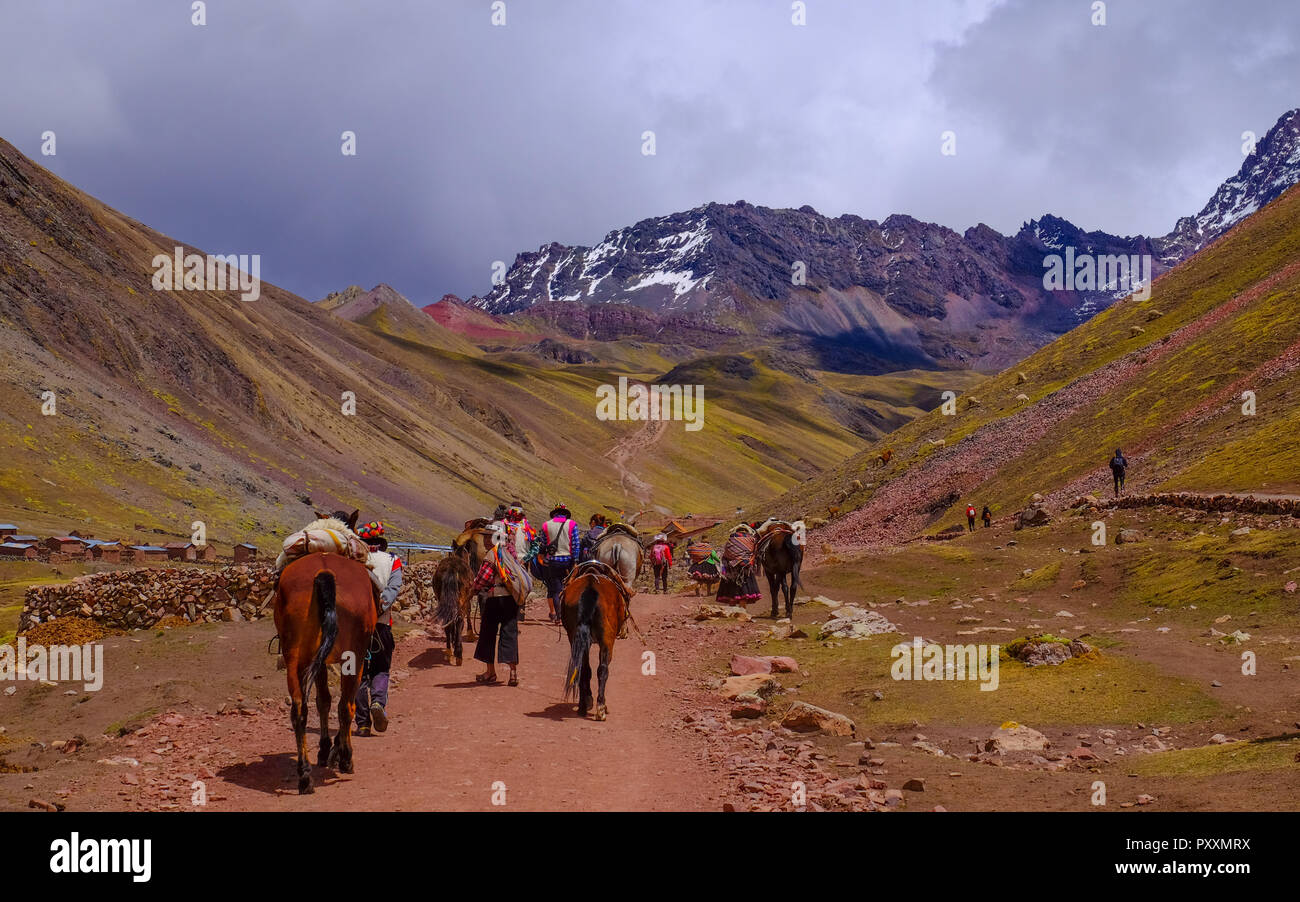 I POPOLI INDIGENI CON I cavalli in Perù nel paesaggio Foto Stock