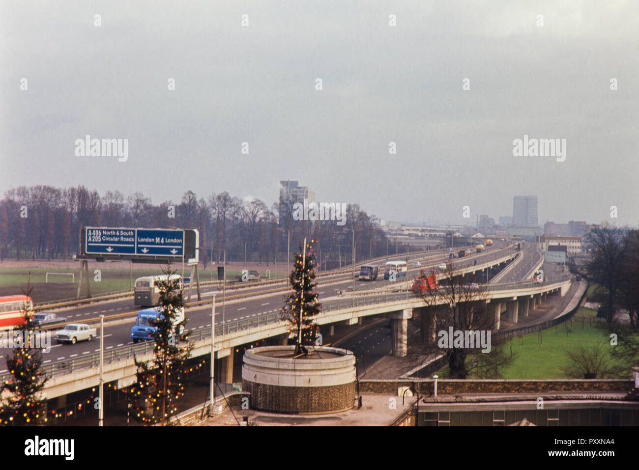 Per North Circular Road (A406) a Londra in Dicembre durante la fine degli anni sessanta Foto Stock