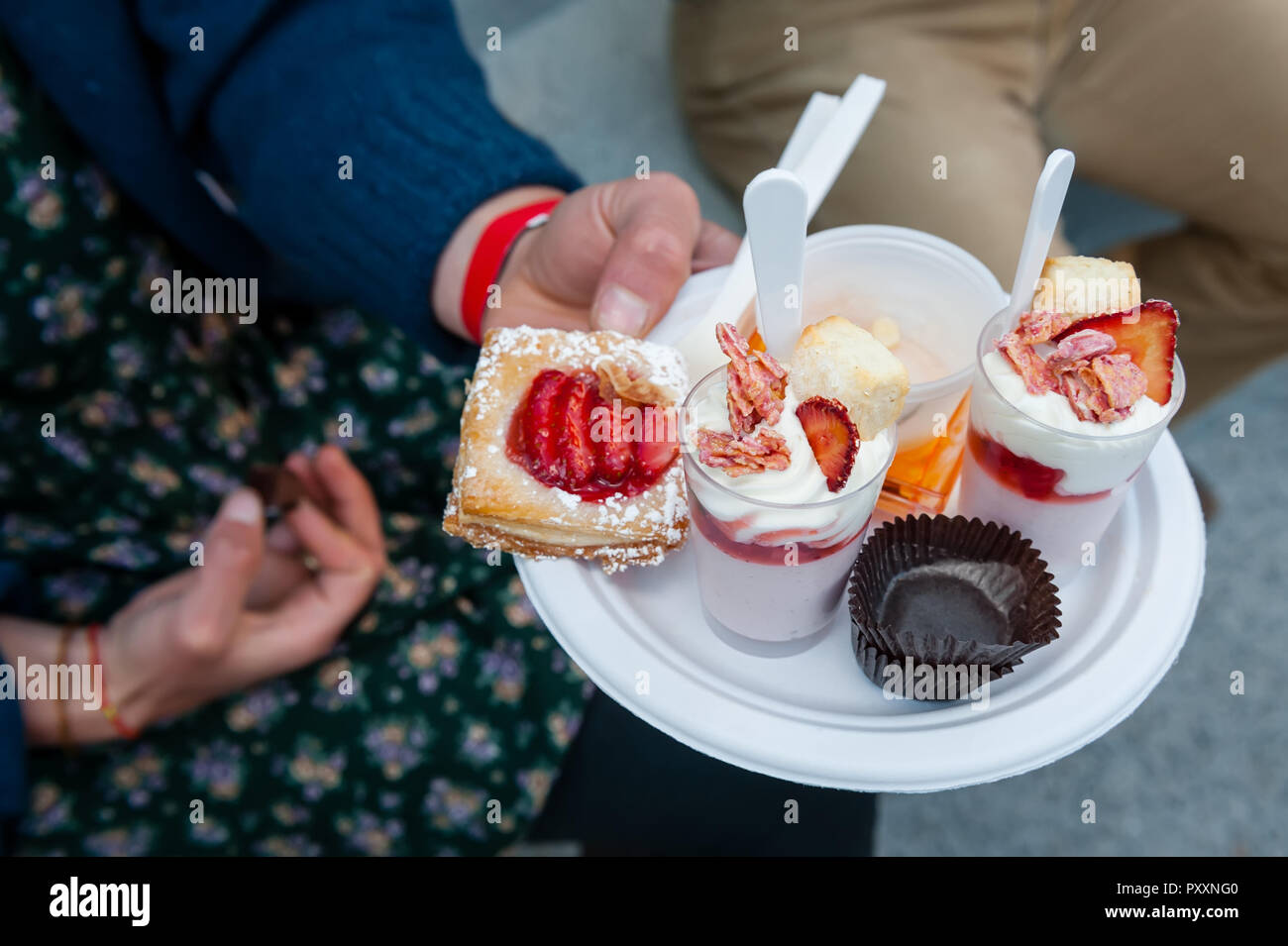 Una piastra di prelibatezze dolci, pasticcini e parfaits servita presso la reception. Foto Stock