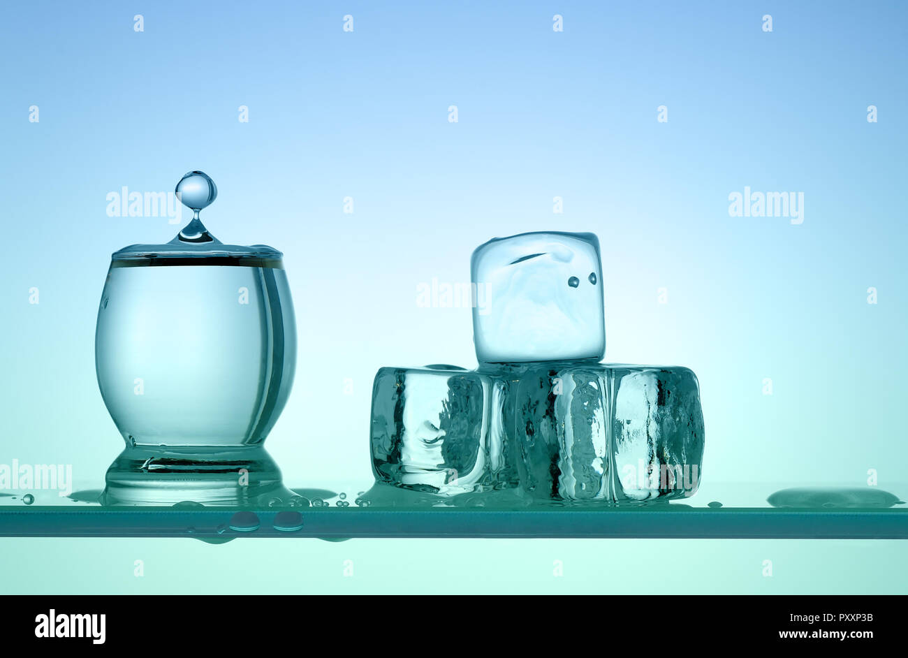 Goccia di acqua che cade in vetro. Foto in tonalità blu. Foto Stock