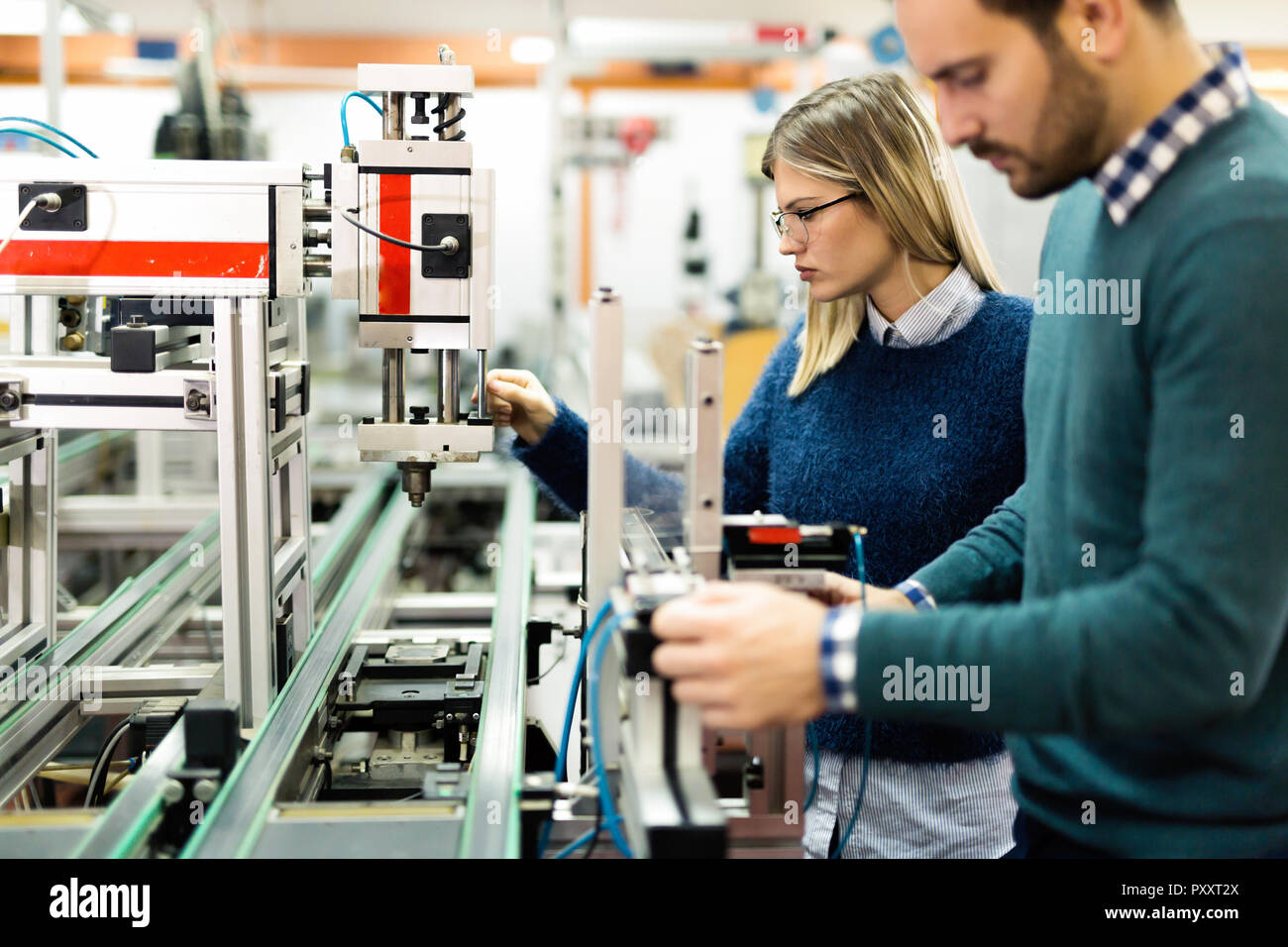 Giovani studenti attraenti della meccatronica lavorando sul progetto Foto Stock