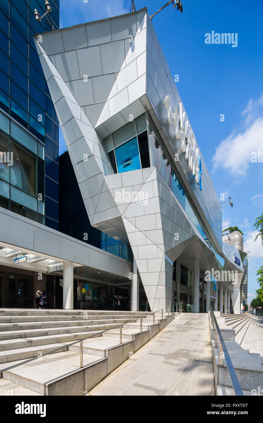 Vista verticale. Design della facciata, Wisma Atria lungo Orchard Road, distretto 9, Singapore. Foto Stock