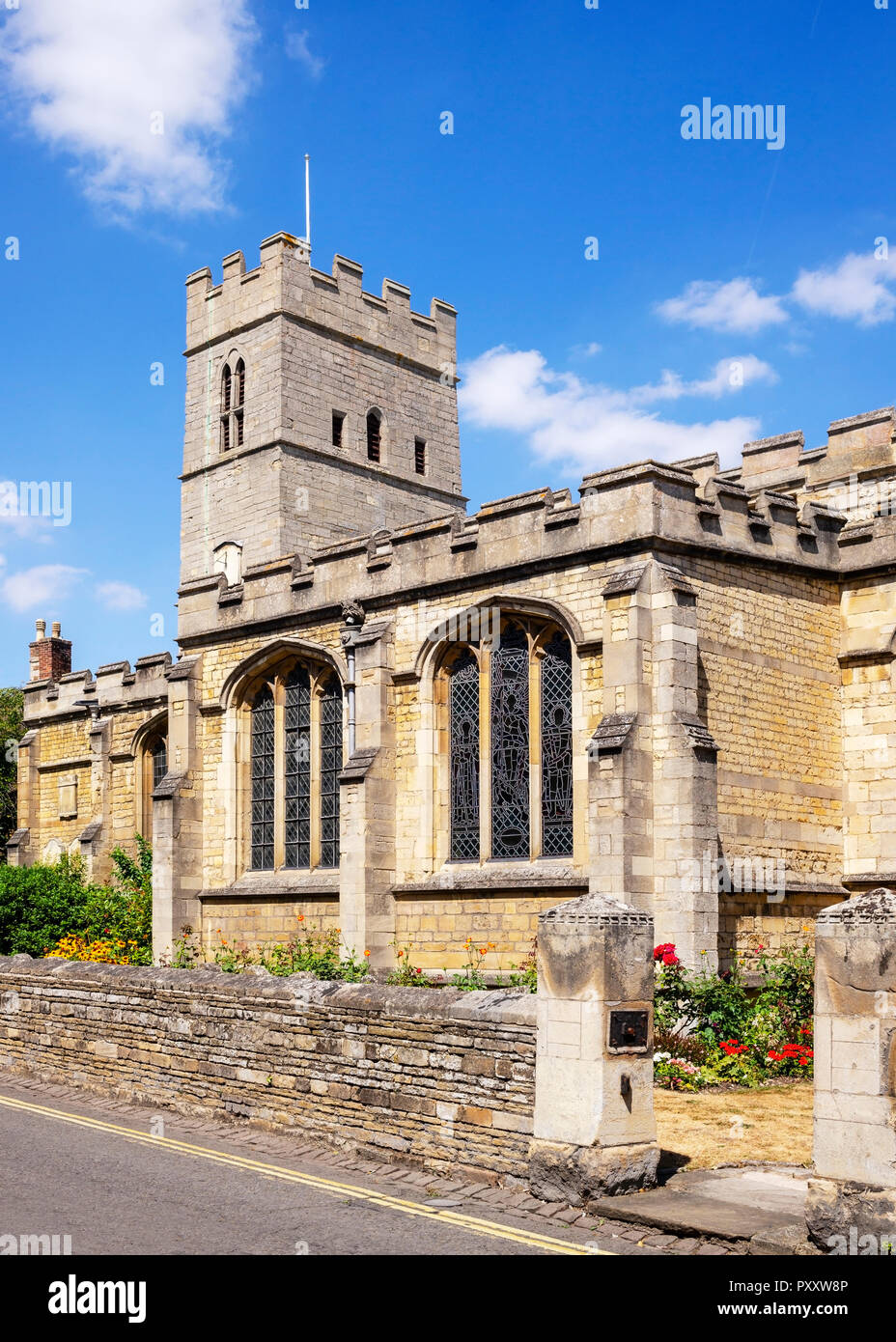 La vivace e interessante fascade sud di St. Georges evangelica della Chiesa Anglicana, Stamford, Lincolnshire, Regno Unito Foto Stock