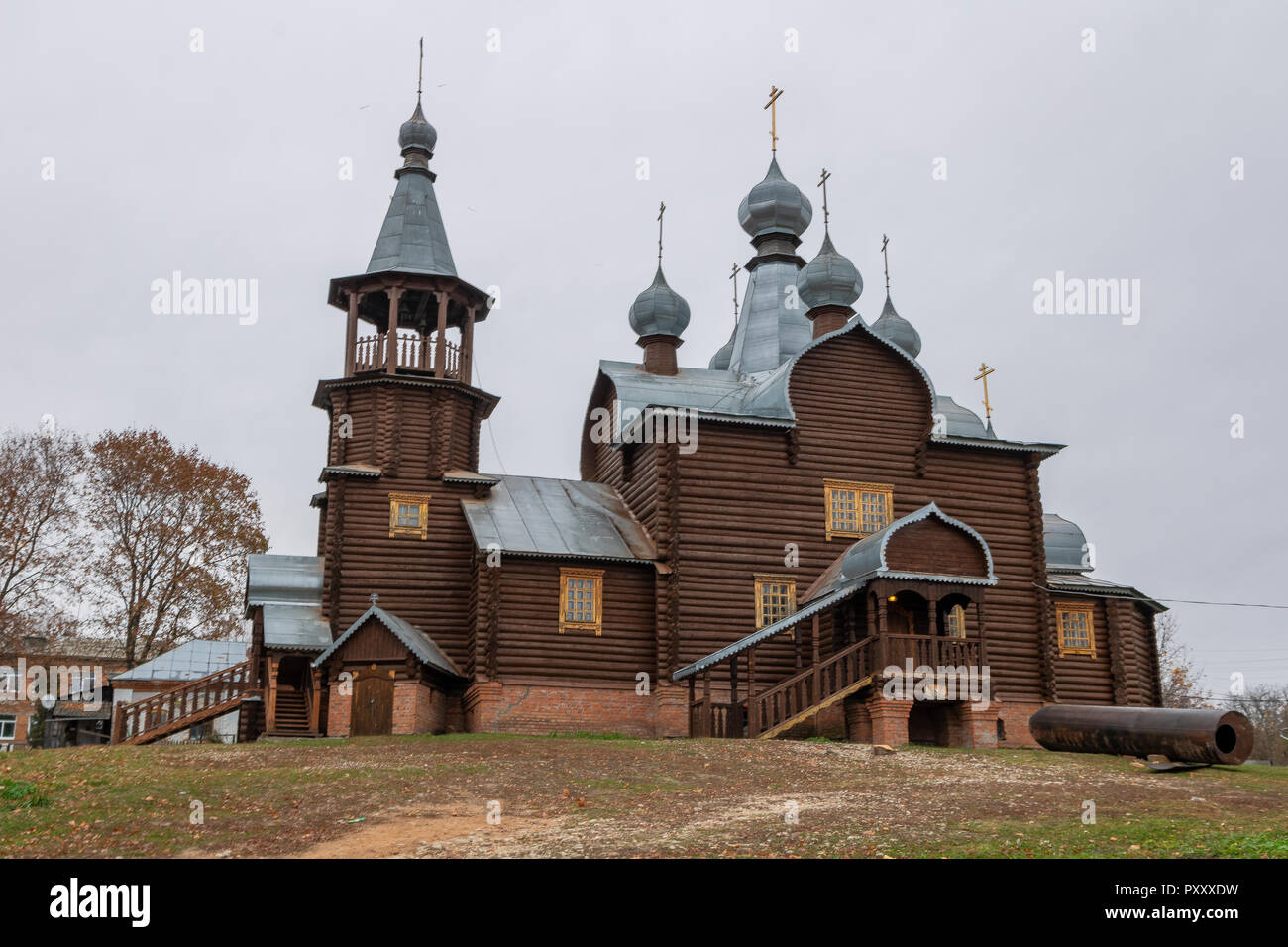 Le cupole in legno su di una antica chiesa. Regione di Kaluga Foto Stock