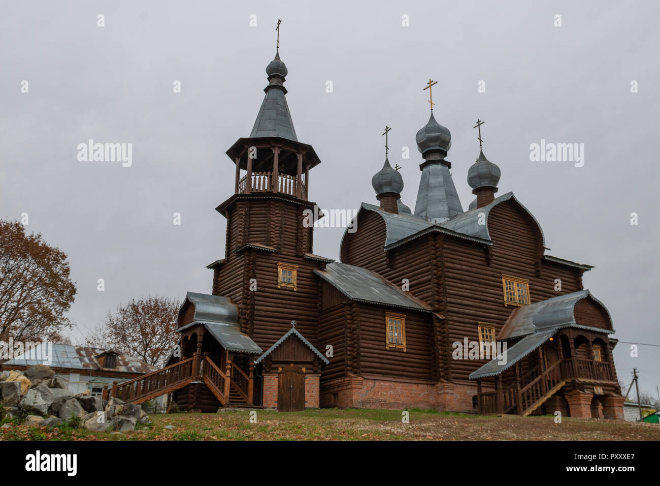 Le cupole in legno su di una antica chiesa. Regione di Kaluga Foto Stock