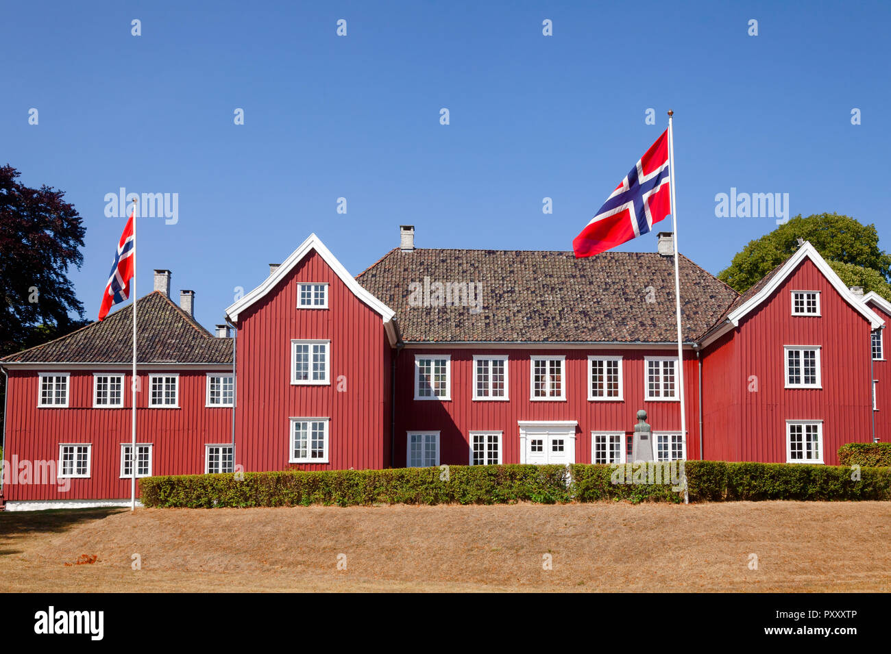 Legno di color rosso Herregarden Manor House, uno di Norvegia più raffinati in stile barocco secolari strutture in Larvik, nella contea di Vestfold, Norvegia Foto Stock