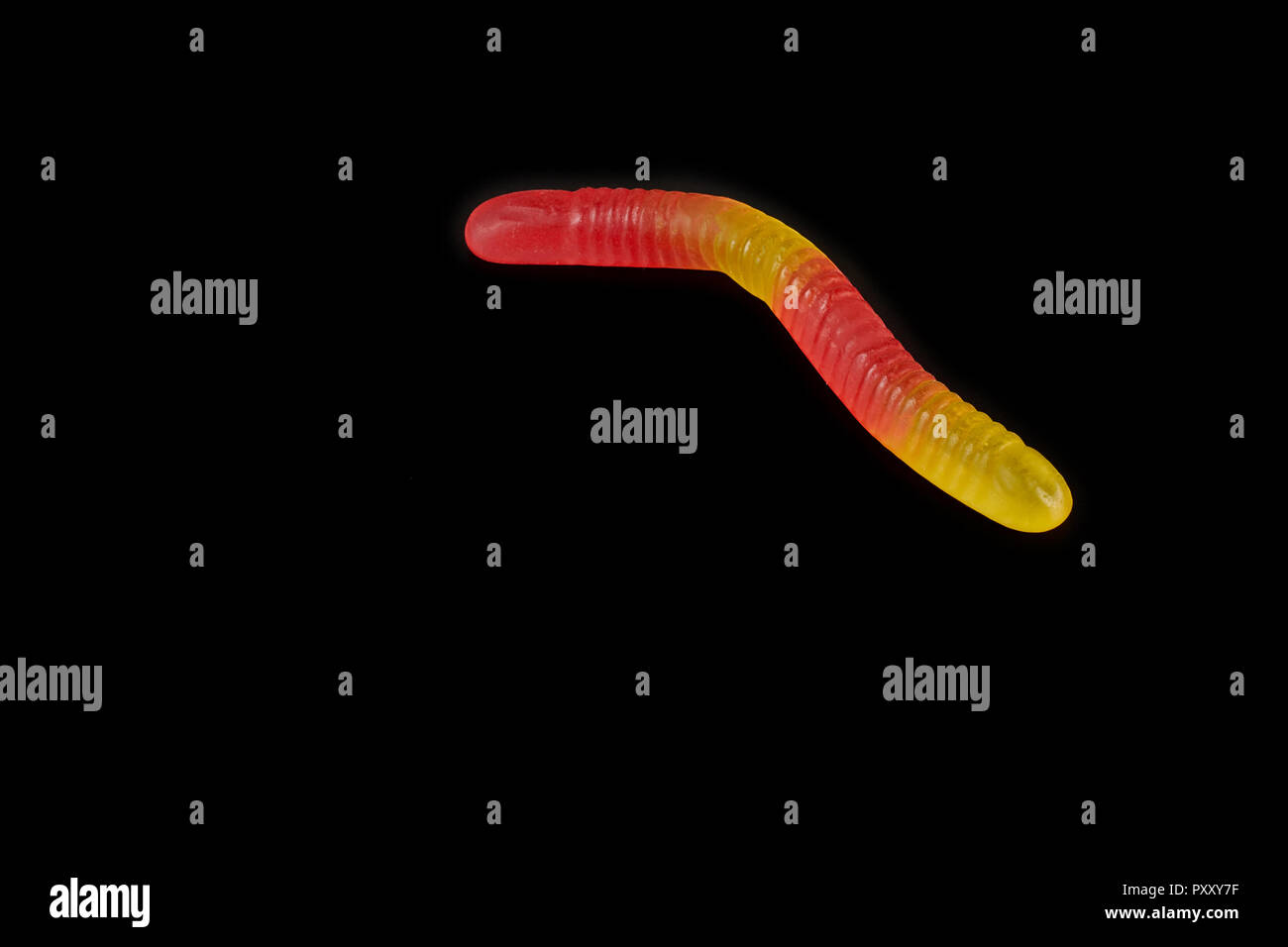 Gelatina di gommoso worm candy su uno sfondo nero. Foto Stock