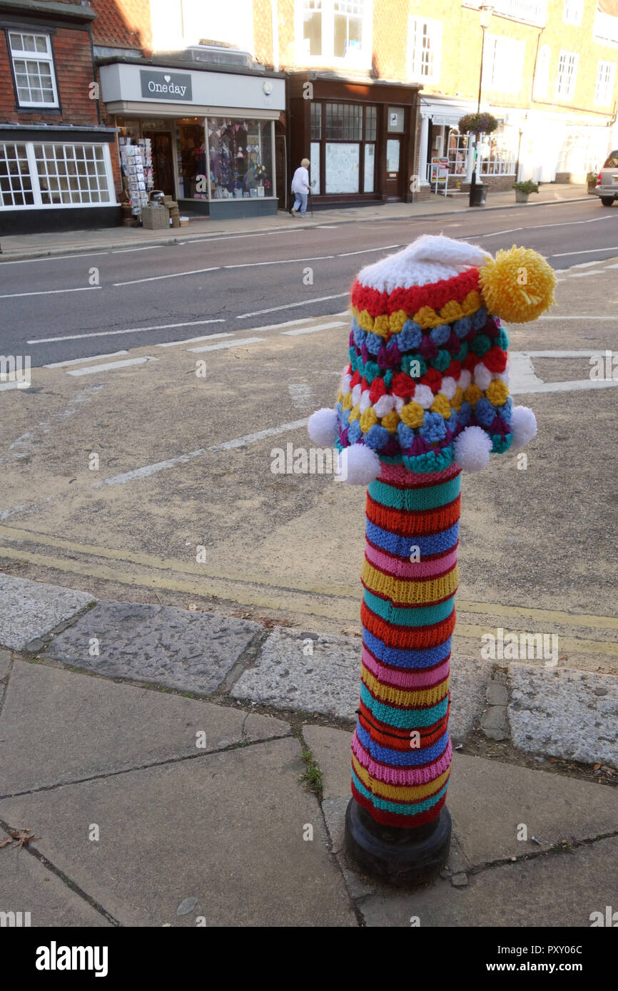 Colorate decorazioni a maglia in tutta la città di battaglia - East Sussex - per vivacizzare la città per l'Estate di eventi, Regno Unito Foto Stock