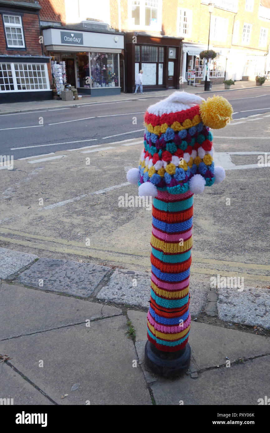 Colorate decorazioni a maglia in tutta la città di battaglia - East Sussex - per vivacizzare la città per l'Estate di eventi, Regno Unito Foto Stock