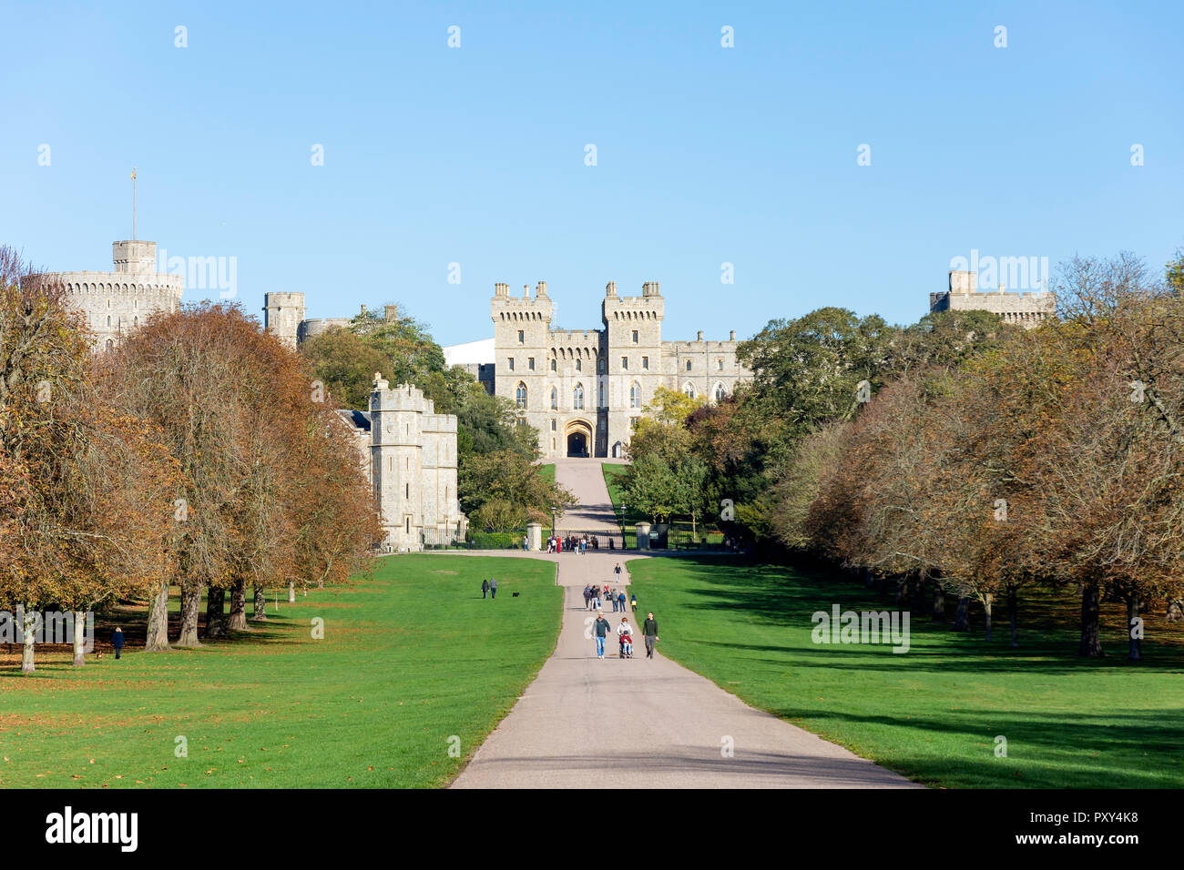 Il Castello di Windsor e dalla lunga passeggiata, Windsor, Berkshire, Inghilterra, Regno Unito Foto Stock