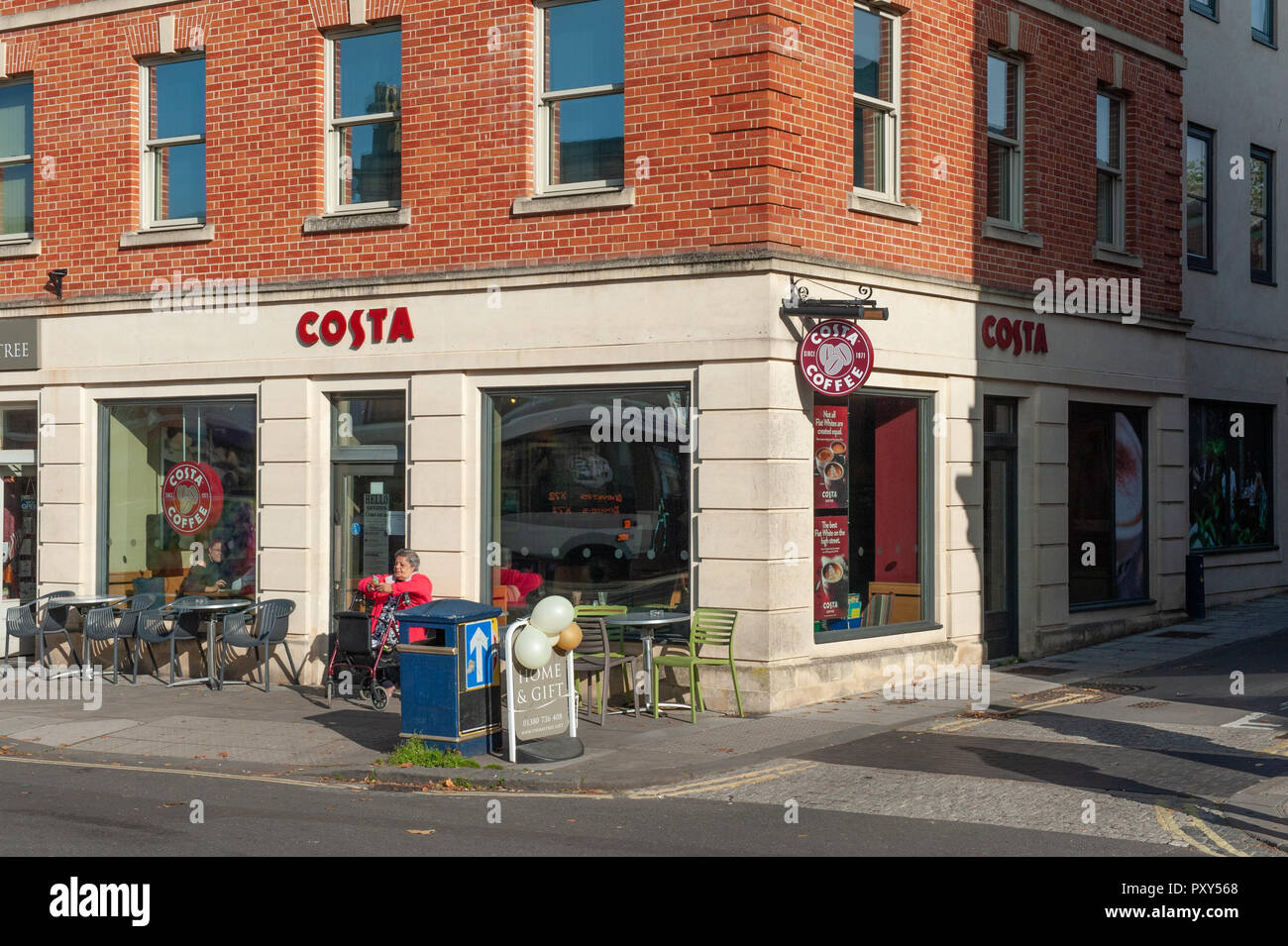 Un caffè costa uscita sulla piazza del mercato, Devizes, Wiltshire, Regno Unito. Foto Stock