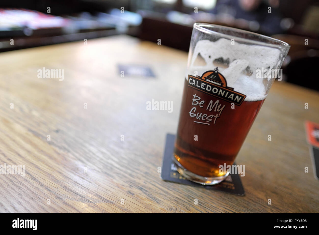 La pinta di Caledonian brewery bitter birra nei pub in Scozia Foto Stock