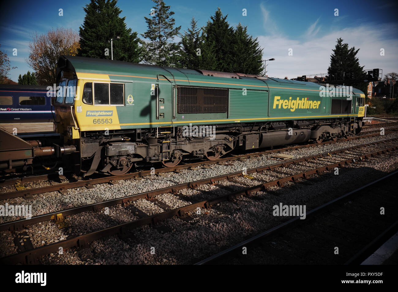 Freightliner Classe 66 locomotiva diesel passando per Hereford stazione ferroviaria in ottobre 2018 Foto Stock