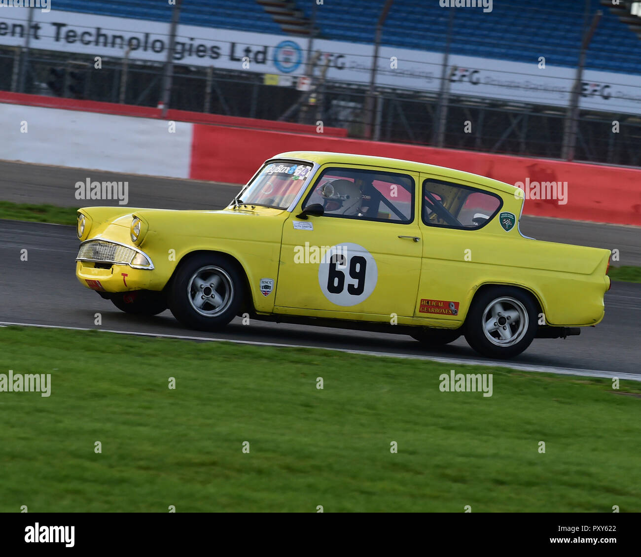 Bob Bullen, Ford Anglia 105E, HSCC, HRSR, Storico Touring Cars, Silverstone Finals gara storica riunione, Silverstone, ottobre 2018, automobili, Classic Ra Foto Stock