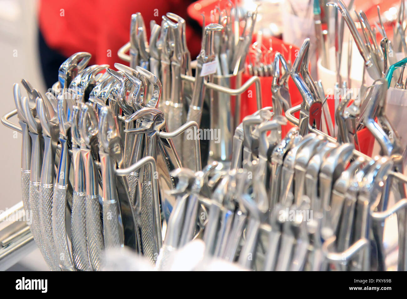 Dentisti strumenti. Acciaio inossidabile apparecchiature dentali. Foto Stock