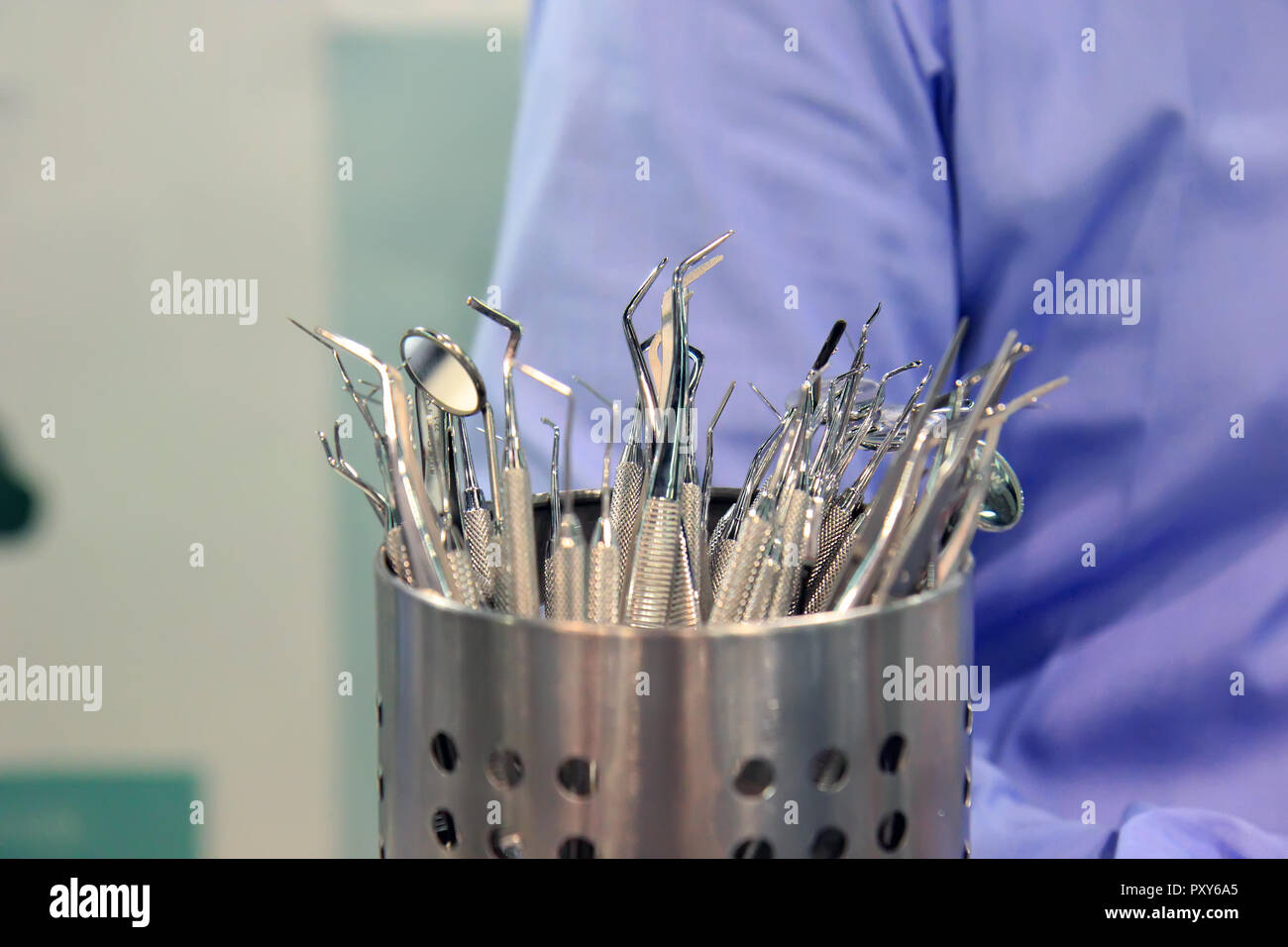 Dentisti strumenti. Acciaio inossidabile apparecchiature dentali. Foto Stock