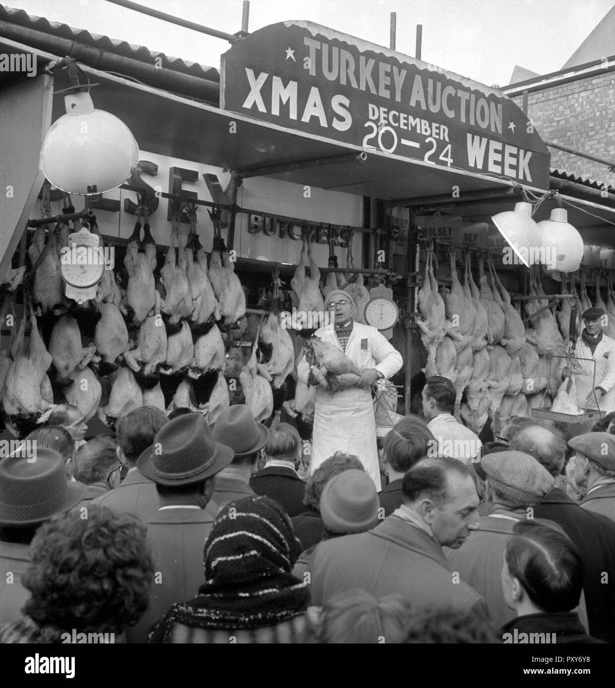 A Smithfield Market, Londra, i tacchini di Natale di attirare i clienti. Foto Stock