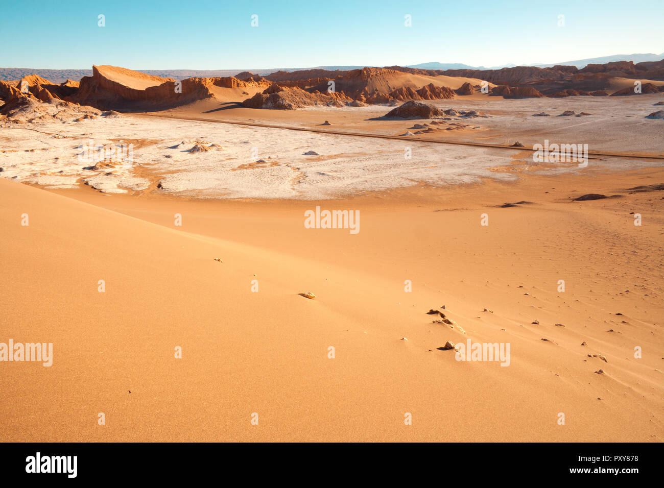 La strada attraverso la Valle della Luna, il Deserto di Atacama, Cile Foto Stock