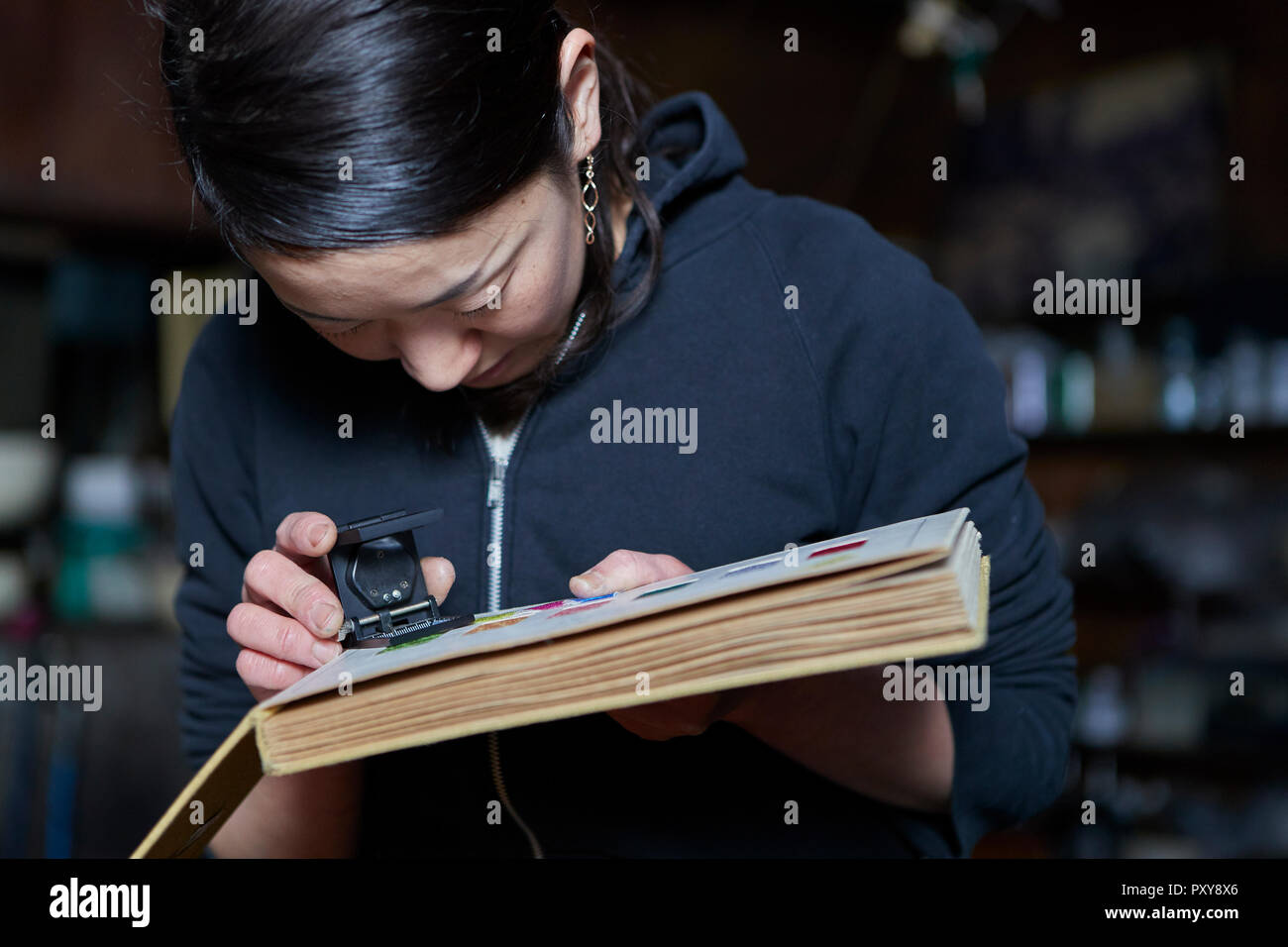 Artigiano giapponese di lavoro in studio Foto Stock