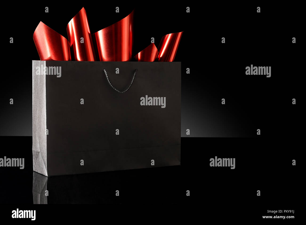 Shopping bag contro uno sfondo nero Foto Stock