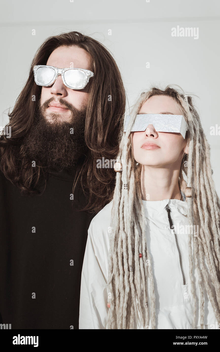 Il futuristico coppia giovane con sfumature metalliche cercando Foto Stock