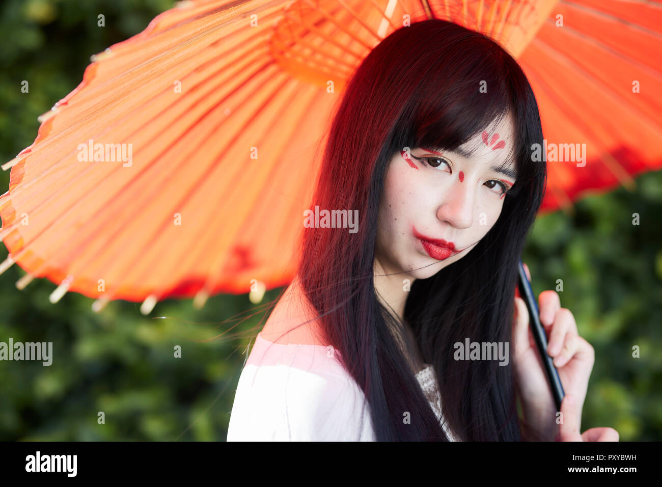 Giovane donna giapponese con ombrellino di carta Foto stock - Alamy