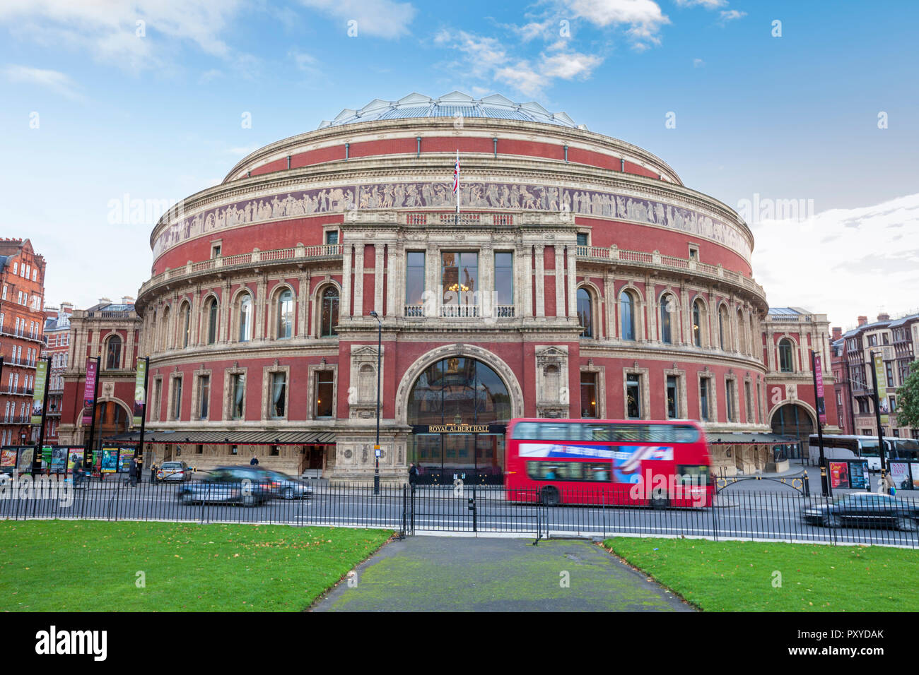 Un bus di Londra che si muove ha passato la Royal Albert Hall, Londra, Inghilterra Foto Stock