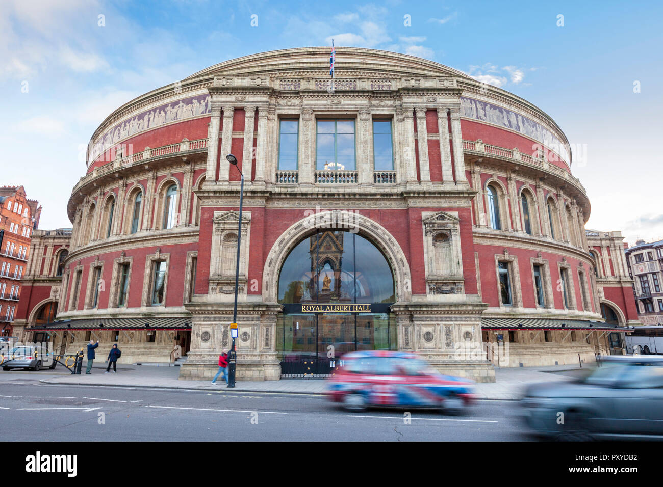 Un Union Jack decorò Londra Taxi muovendosi passò la Royal Albert Hall Londra, Inghilterra Foto Stock