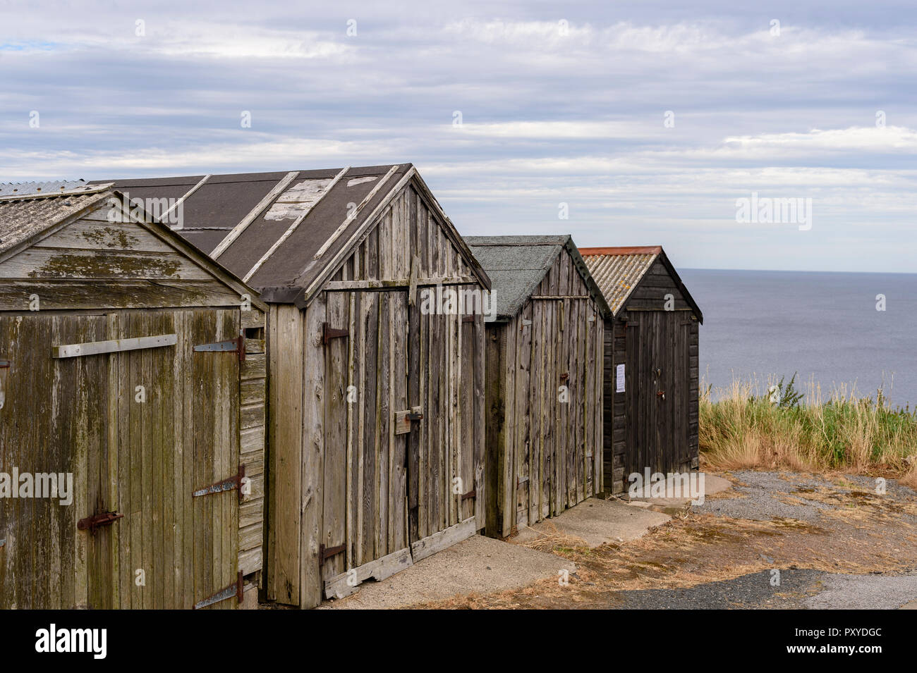 Capannoni in legno sulla riva del mare a Gardenstown. Foto Stock