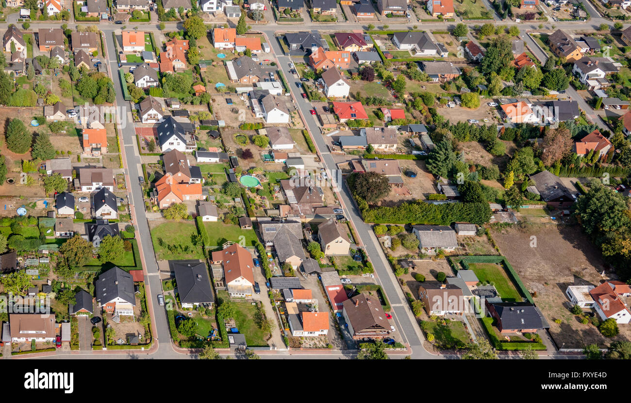 Vista aerea di un sobborgo tedesco con due strade e tante piccole case per famiglie, fotografata da un girocottero Foto Stock