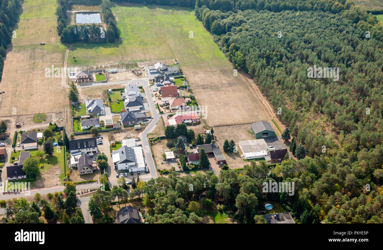 Vista aerea del bordo di un villaggio tedesco, che è crescente con la designazione di nuove aree edificabili per abitazioni monofamiliari Foto Stock