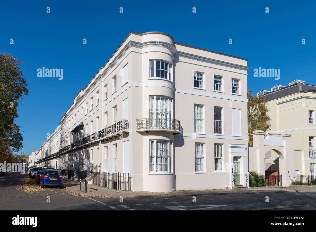 Casa di estremità di una lunga fila di smart white regency case in Montpellier Spa Road, Cheltenham, Gloucestershire Foto Stock