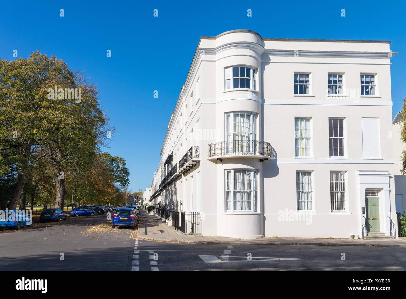 Casa di estremità di una lunga fila di smart white regency case in Montpellier Spa Road, Cheltenham, Gloucestershire Foto Stock